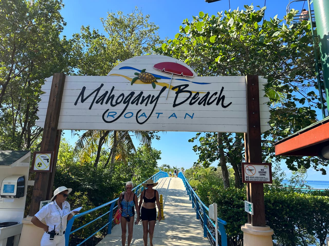 Mahogany Bay Cruise Terminal, Coxen Hole, Honduras - Aguas del Caribe