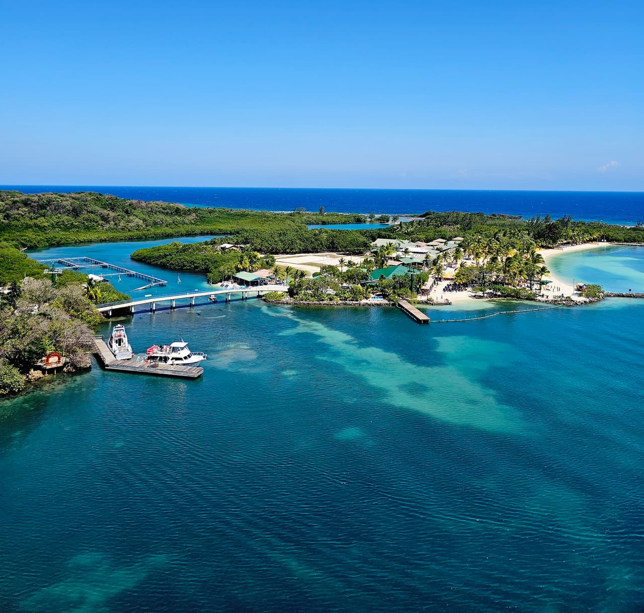 Mahogany Bay Cruise Terminal, Coxen Hole, Honduras - Arquitectura de la terminal